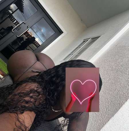 UNE JOLIE FILLE NATURELLE DE COULEUR ET DE CORPS